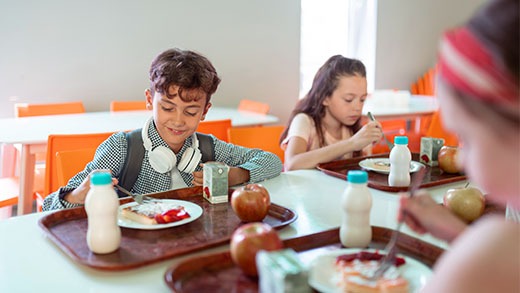 Children eating lunch at the canteen and identified with a personalized Badgy card