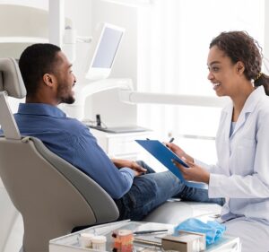 Dentist, with his patient, identified with a personalized badge thanks to the badgy solution